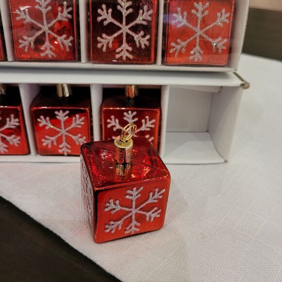 💚Christmas Gift Box Place Setting Card Holders NIB 6 for $20 or 12 for $35 - Picture 2 of 3